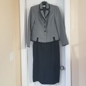 Black and white Le Suit